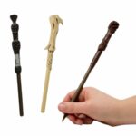 Harry Potter Triple Wand Σετ Στυλό σε Σχήμα Ραβδιών με Έμβλημα Hogwarts 3+ Ετών - Image 3