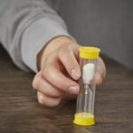 Hasbro Taboo Επιτραπέζιο Παιχνίδι Λέξεων με Κόρνα, Κλεψύδρα και Σημειωματάριο13+ Ετών - Image 3